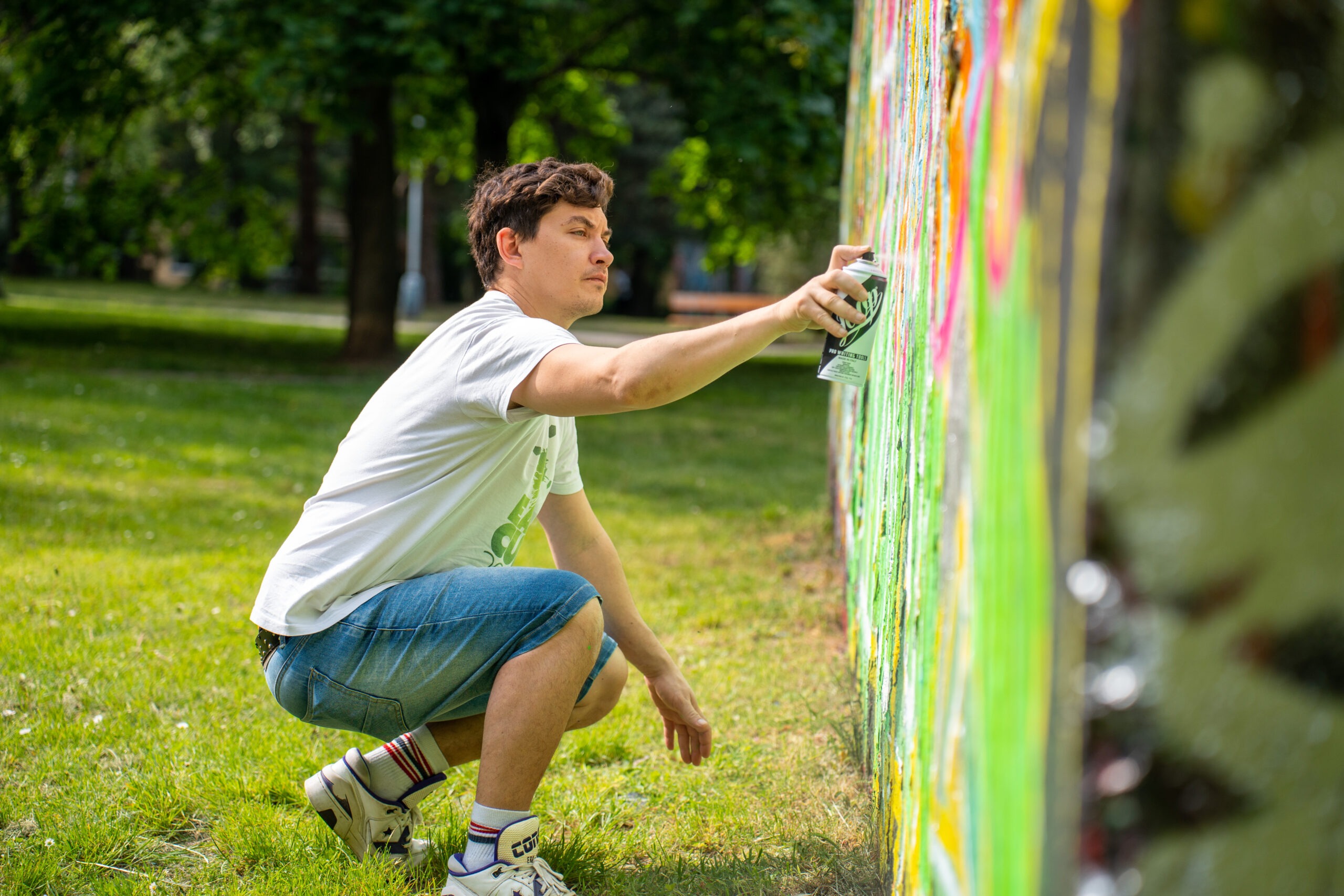 Portrét mladého sprejera při tvorbě street artu